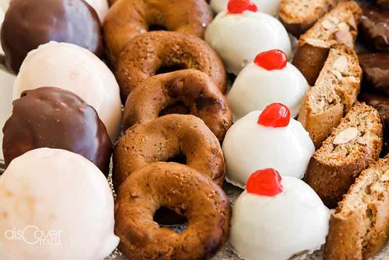 NAPOLI - The spiced biscuits that herald Christmas